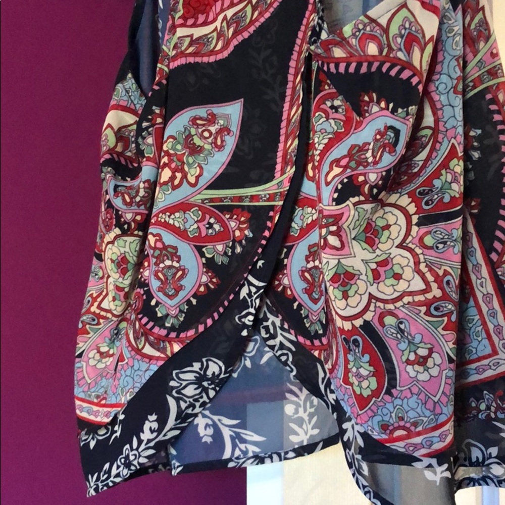 multi colored/patterned top - Picture 4 of 4